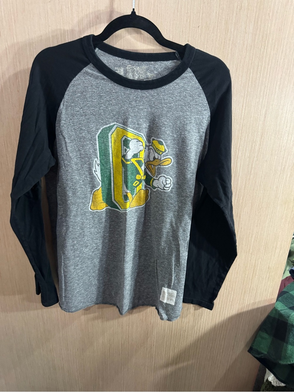 Men’s Original Retro Brand Oregon Ducks Grey & Black Long-Sleeve Raglan Tee